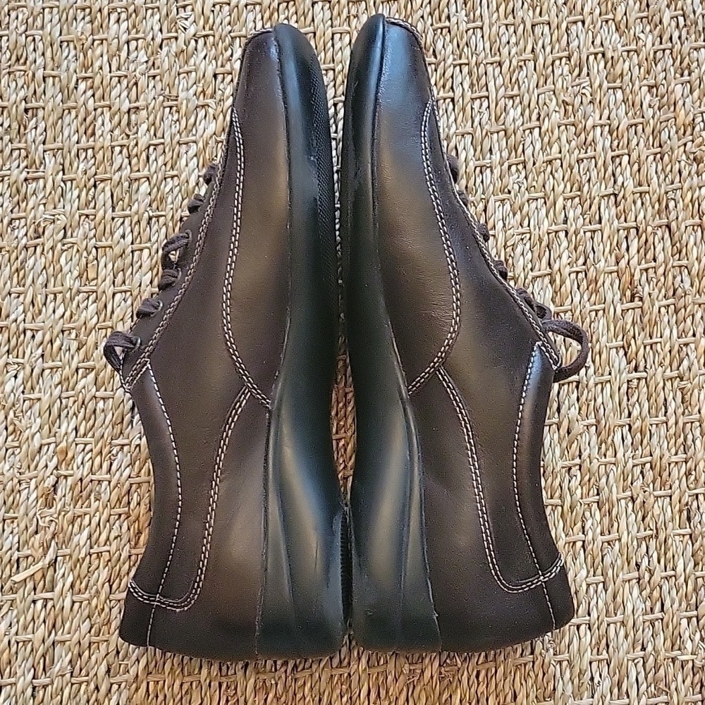 ST. JOHNS BAY leather shoes. Tan stitching. Great condtion size is 7.5. - Picture 4 of 7